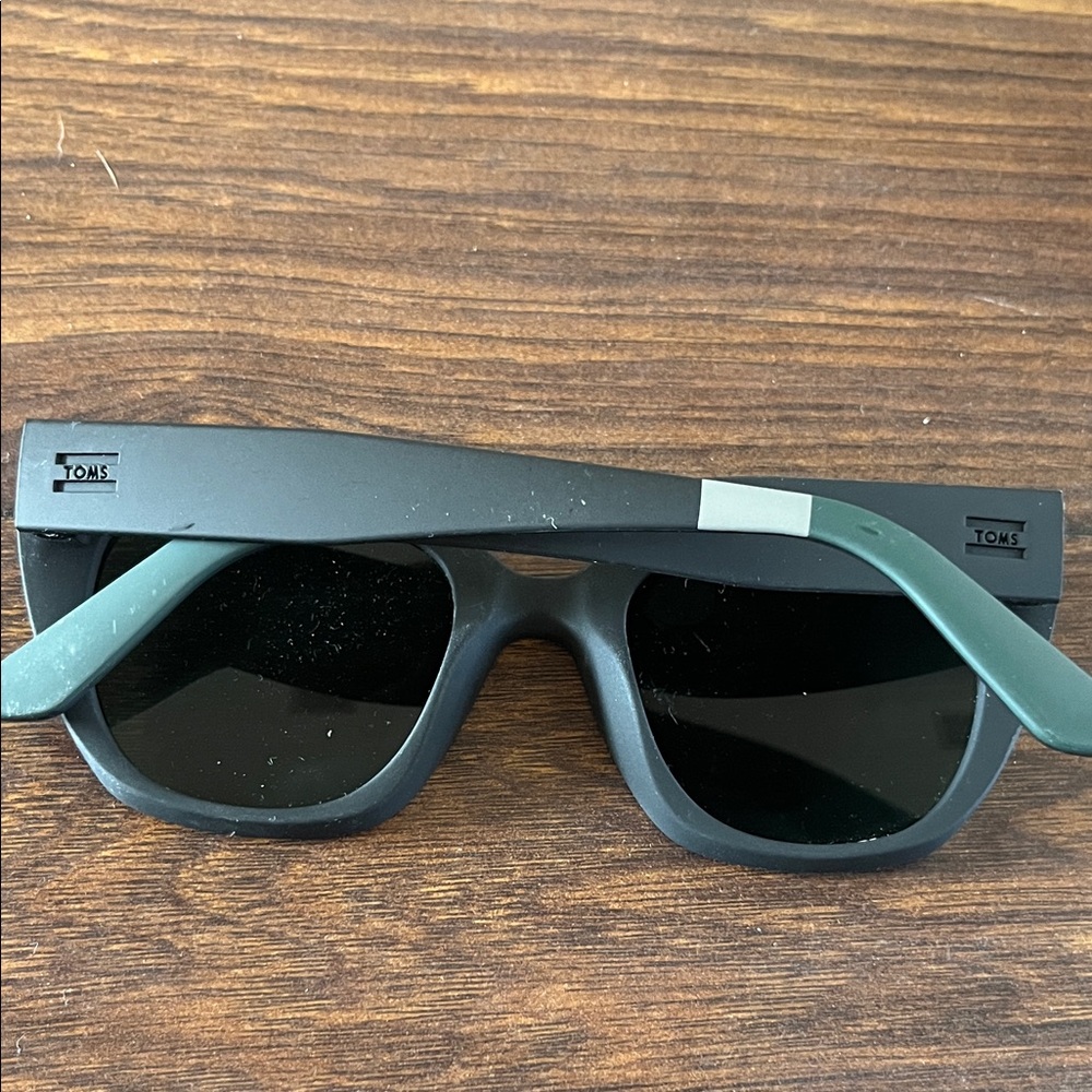 Toms Matte Black Frame Sunglasses with Dark Lenses unisex - Picture 2 of 2